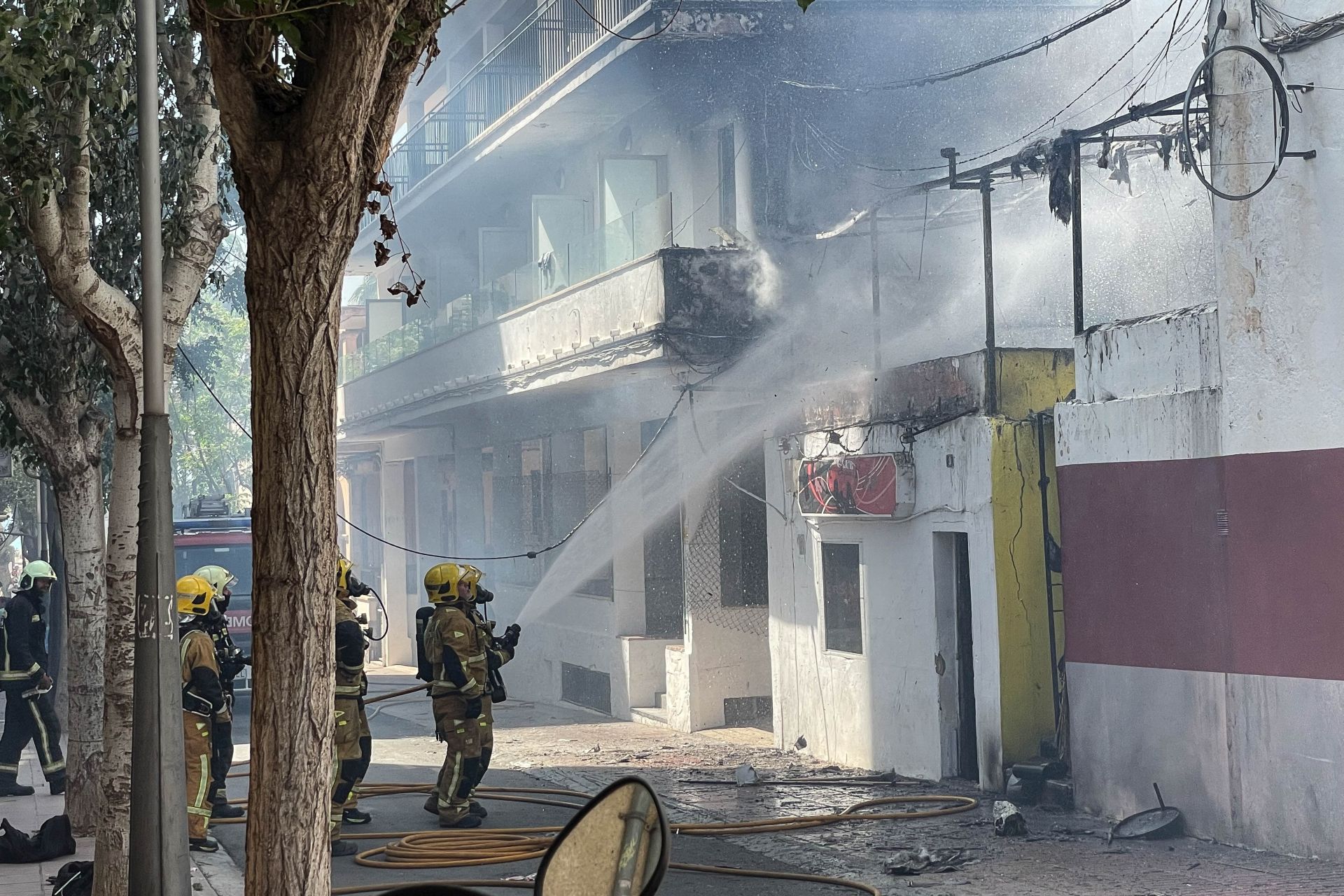 Der Brand des Restaurants auf Mallorca im Jahr 2022. Deutsche Kegelbrüder sind als mögliche Brandstifter angeklagt.