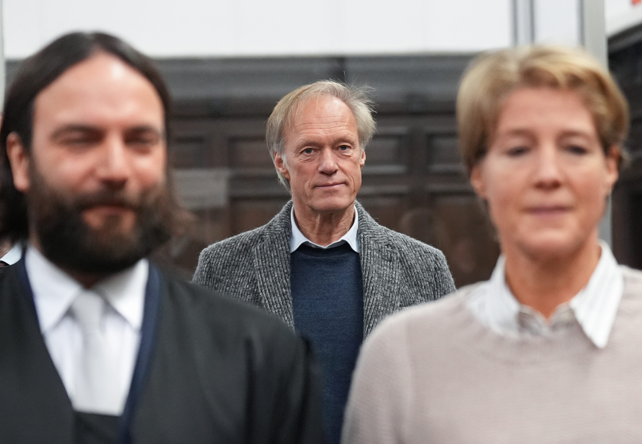 Der mitangeklagte Gerhard Delling steht hinter seiner Lebensgefährtin Christina Block und deren Anwalt Ingo Bott.