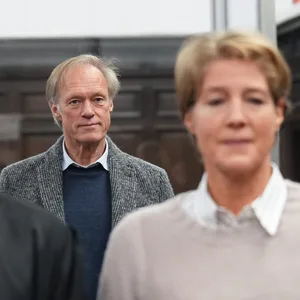 Der mitangeklagte Gerhard Delling steht hinter seiner Lebensgefährtin Christina Block und deren Anwalt Ingo Bott.