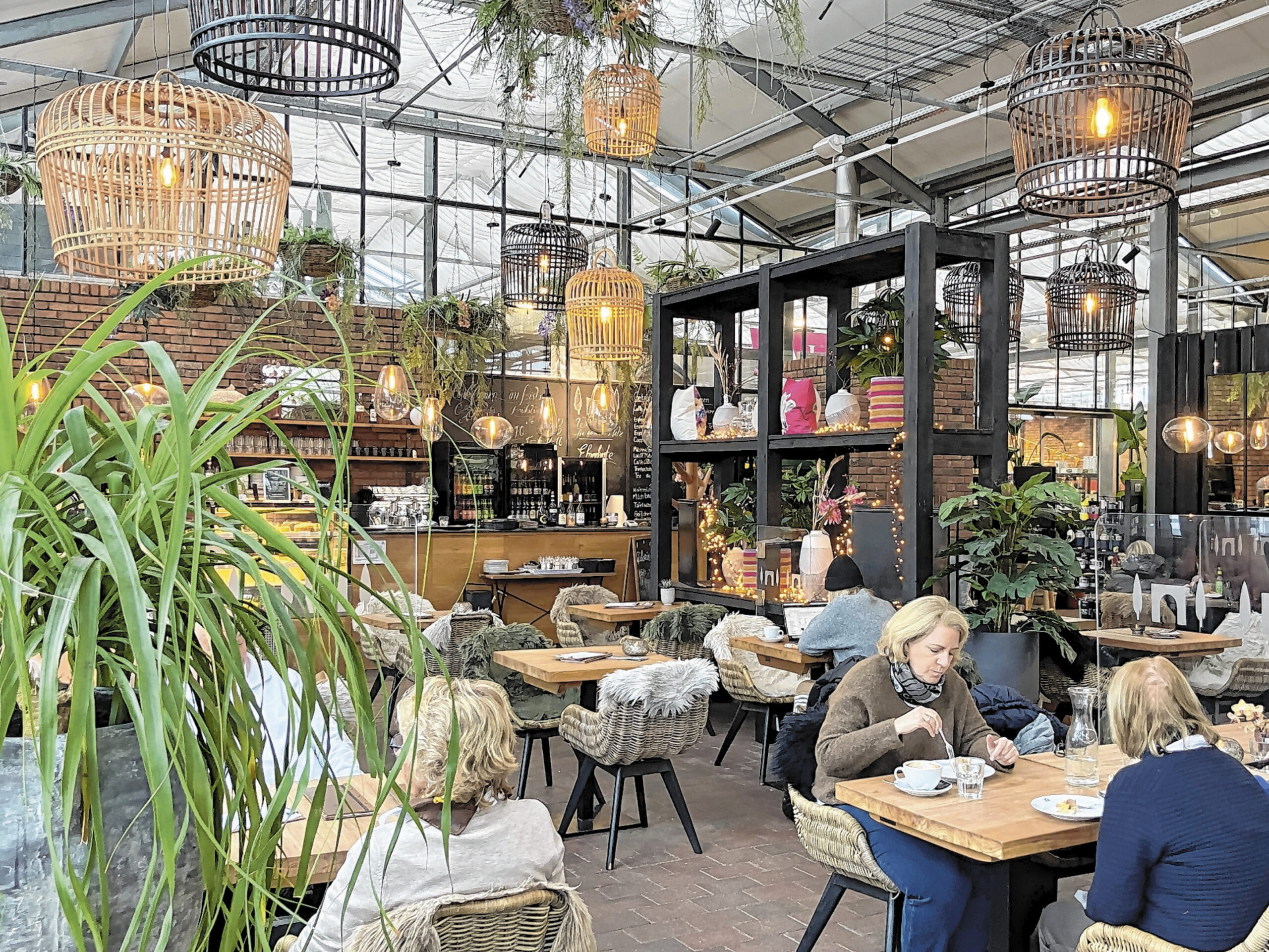 Inmitten von Pflanzen lässt sich eine Pause auch im Garten von Ehren genießen.