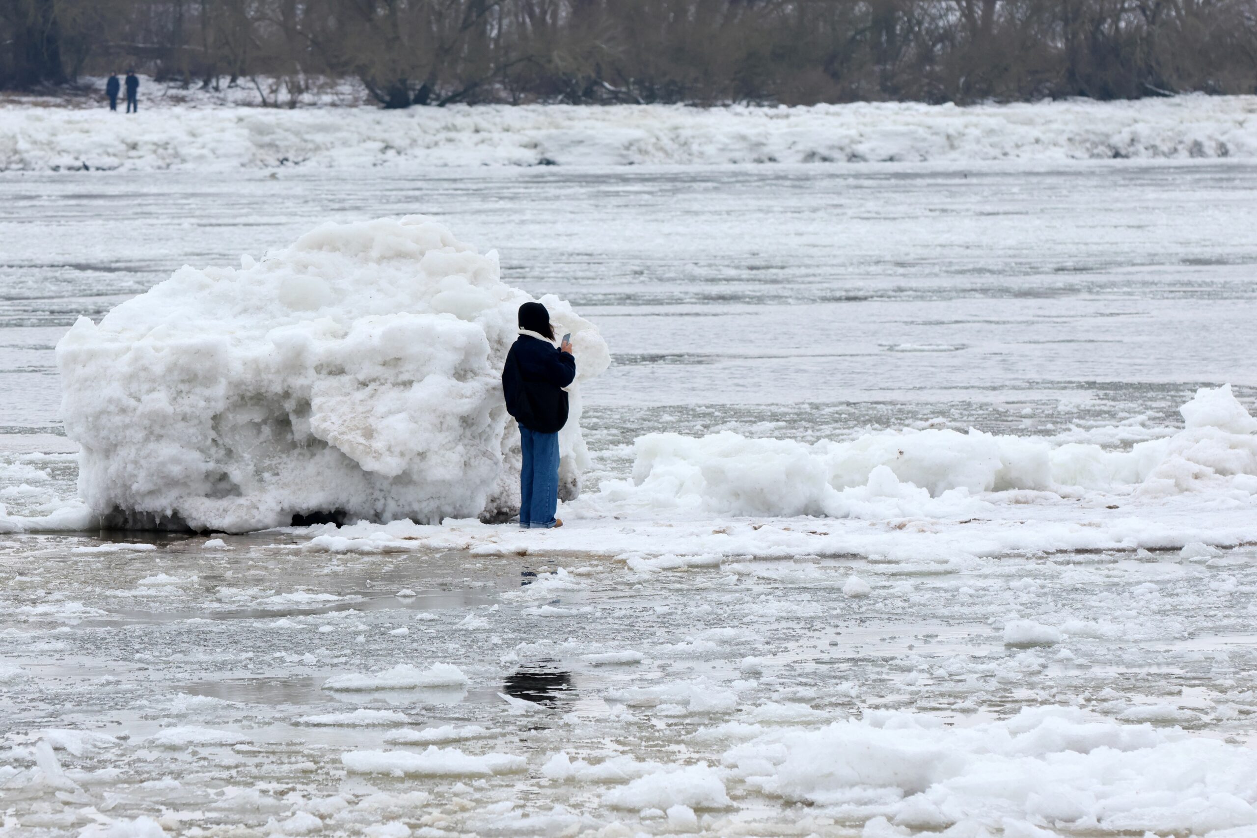 Besucher der Eisberge an der Elbe in Geesthacht. Der Betreten der Fläche ist gefährlich, warnt die Feuerwehr.