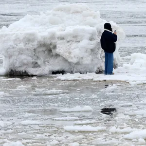 Besucher der Eisberge an der Elbe in Geesthacht. Der Betreten der Fläche ist gefährlich, warnt die Feuerwehr.