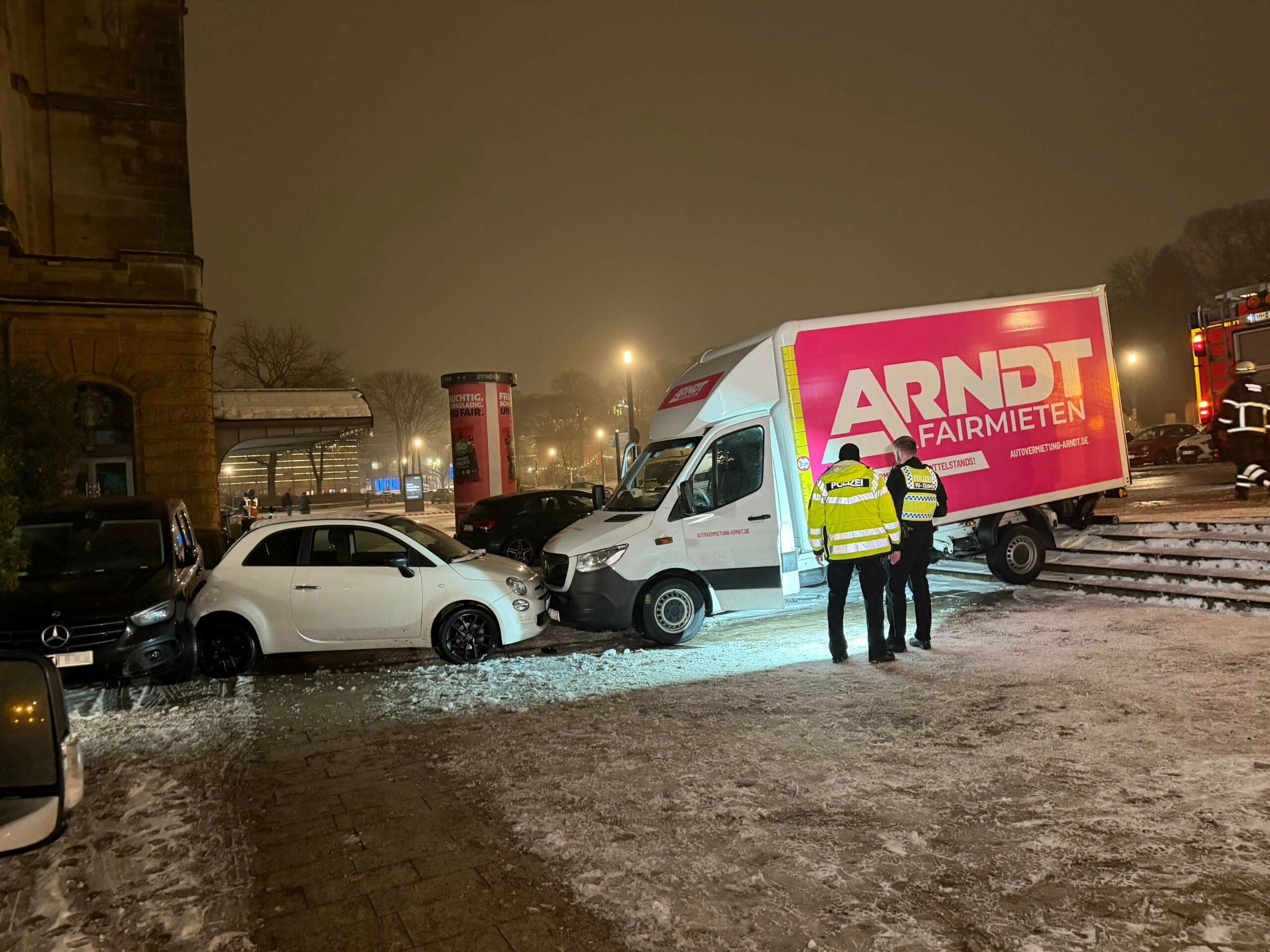 Der führerlose Lkw hat vor dem Dammtor-Bahnhof eine Frau erfasst und dann zwei geparkte Autos zusammengeschoben.