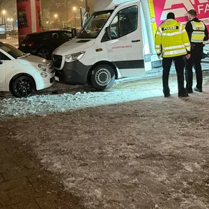 Der führerlose Lkw hat vor dem Dammtor-Bahnhof eine Frau erfasst und dann zwei geparkte Autos zusammengeschoben.
