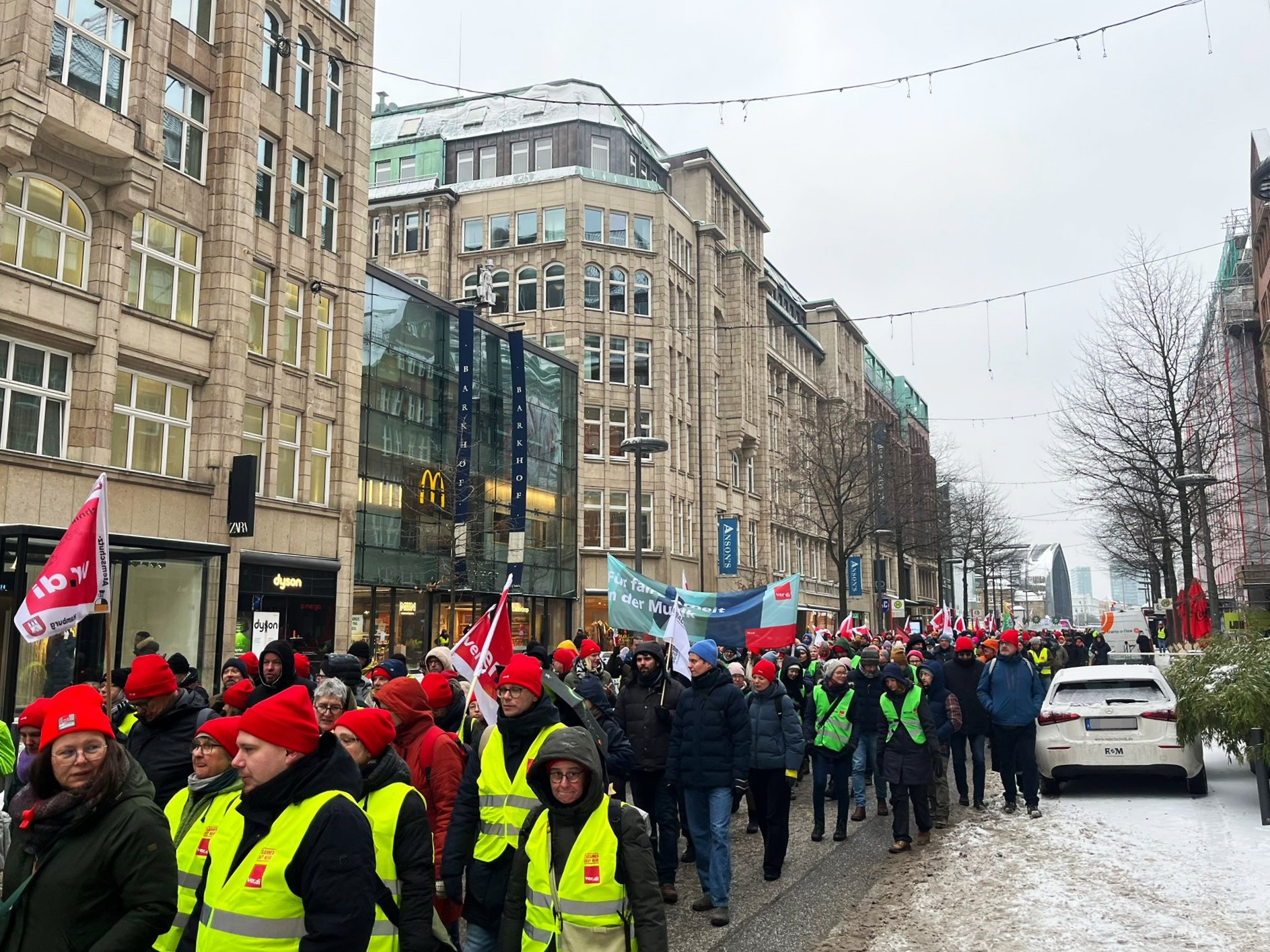 Verdi-Warnstreik in Hamburg: Der Demonstrationszug auf der Mönckebergstraße.