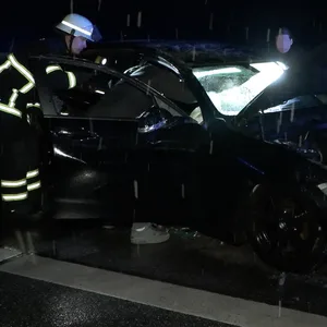 Der BMW hat sich auf der Autobahn 7 in Hamburg überschlagen.