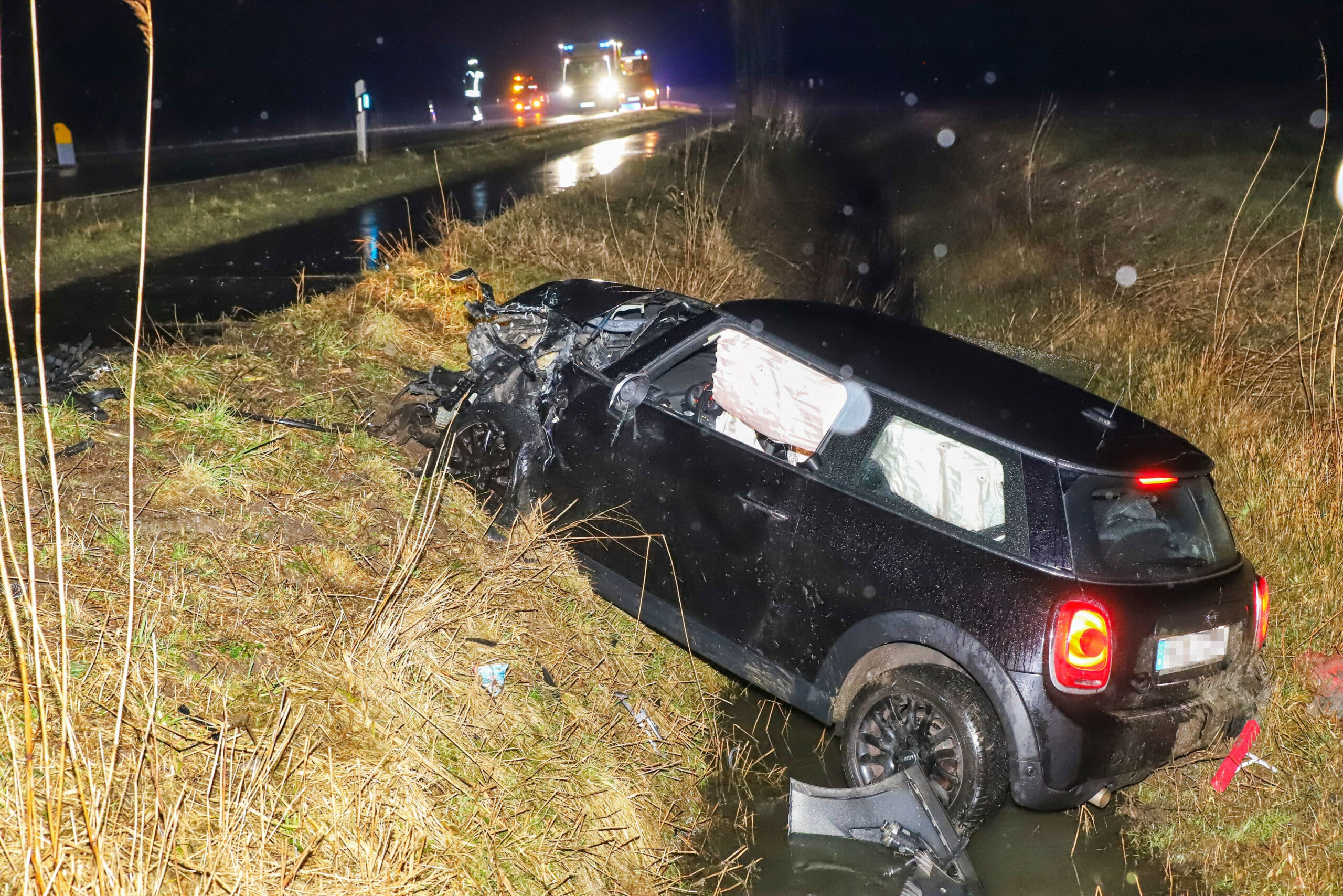 Der Mini kam bei dem Unfall von der Fahrbahn der B5 ab und landete in einem Wassergraben.