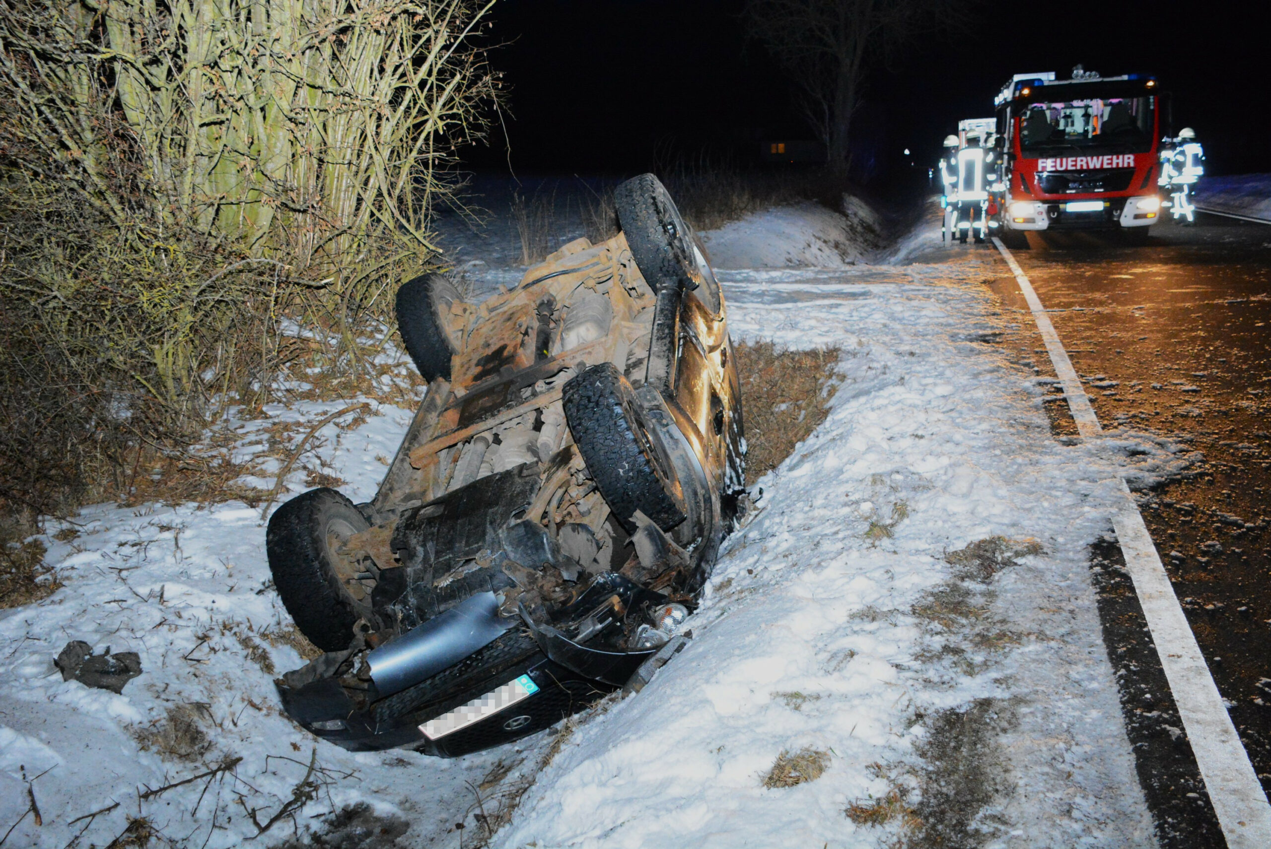 Unfall bei Siebenbäumen nahe Bad Oldesloe: Das Auto überschlug sich und landete im Straßengraben.