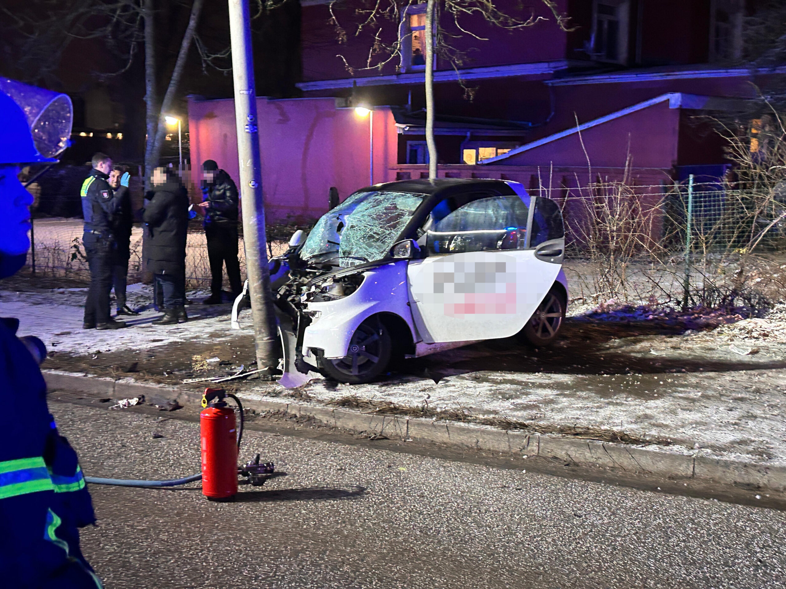 Weißer Smart an Laternenmast
