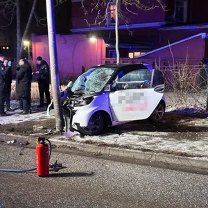 Weißer Smart an Laternenmast