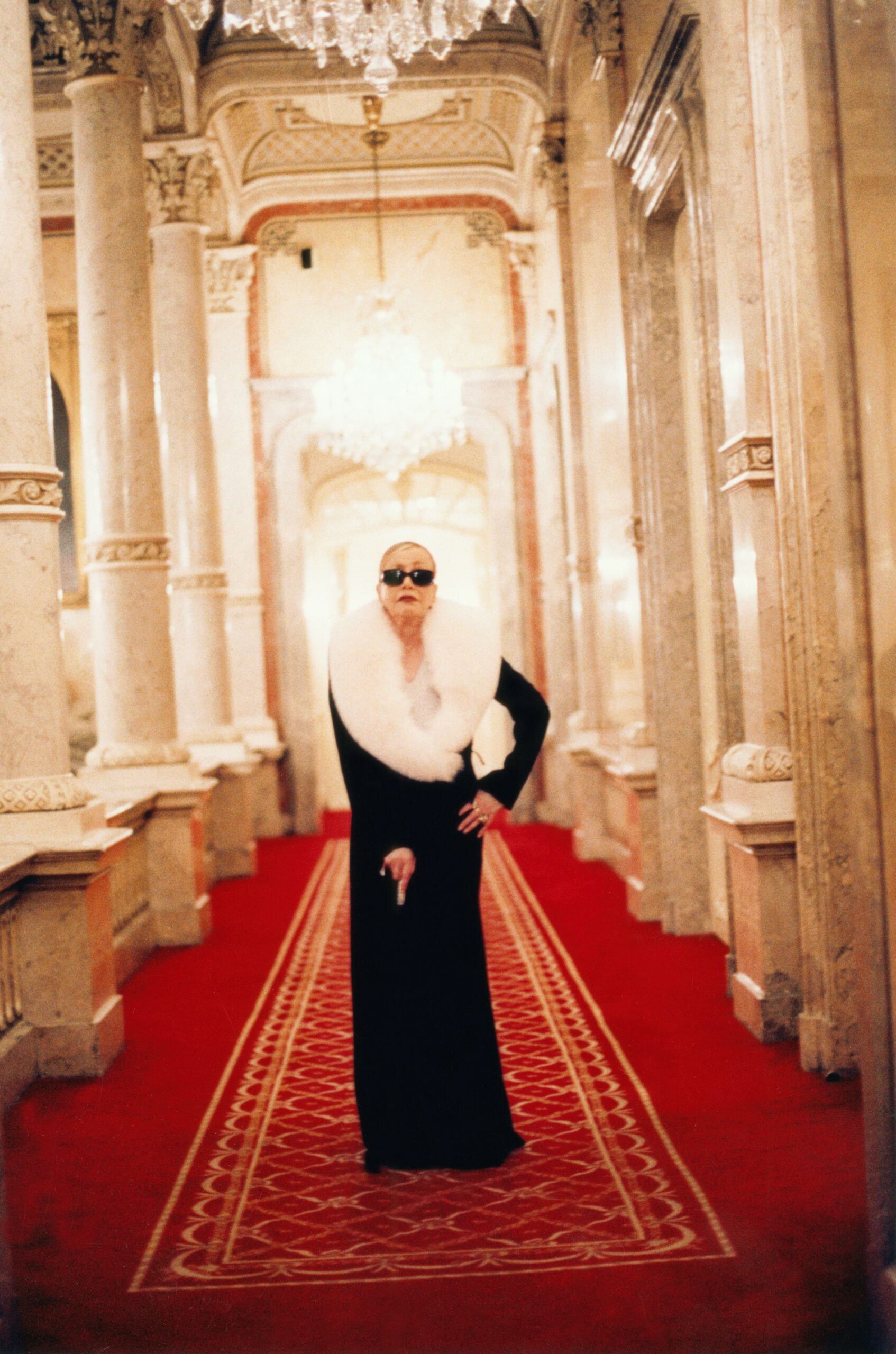 Hildegard Knef in einem Kleid mit Pelzkragen auf einem roten Teppich