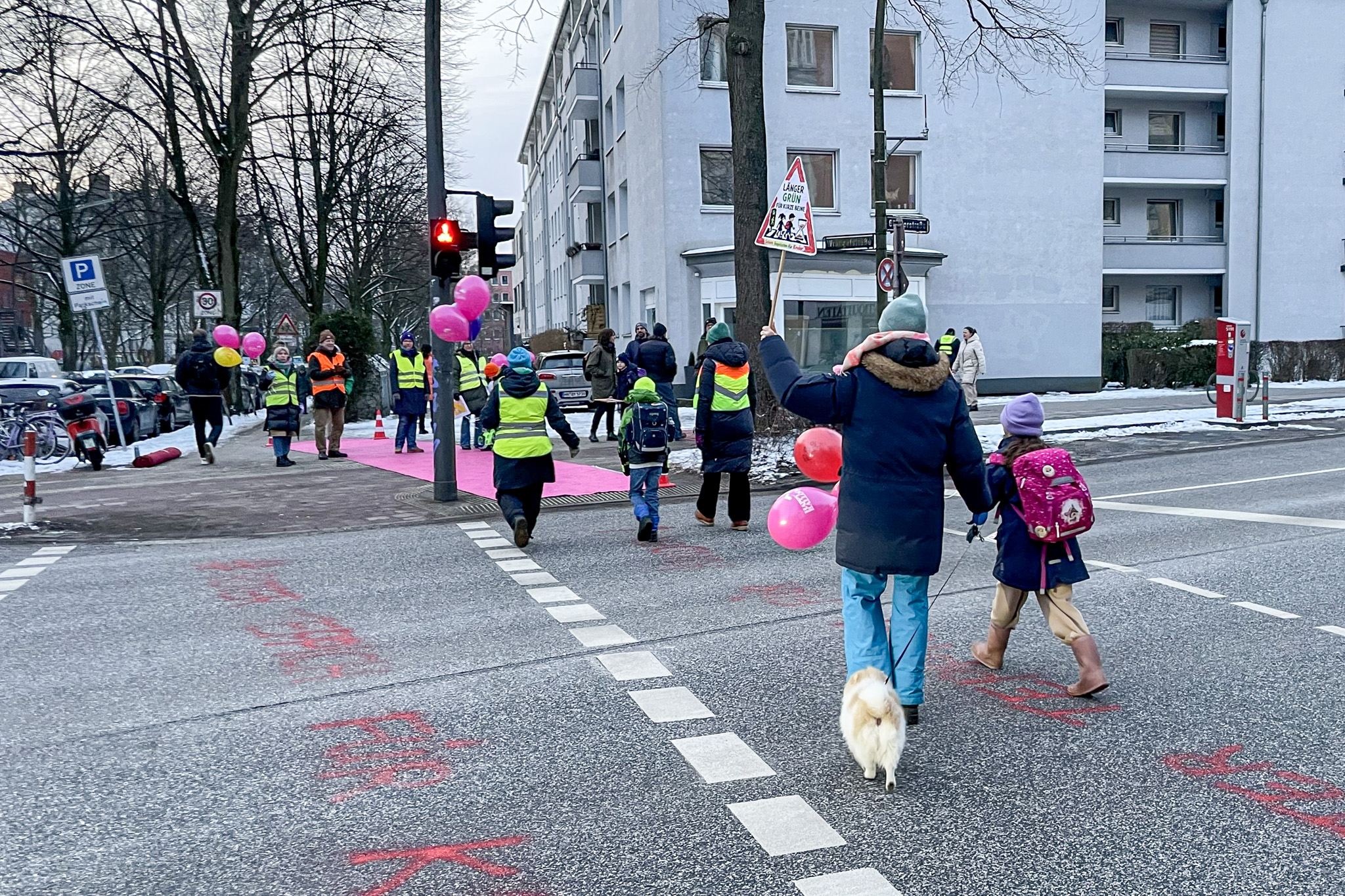 Während der etwa einstündigen Aktion passierten nach Angaben der Veranstalter etwa 600 Eltern und Kinder den Fußgängerüberweg.