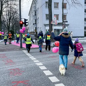 Während der etwa einstündigen Aktion passierten nach Angaben der Veranstalter etwa 600 Eltern und Kinder den Fußgängerüberweg.