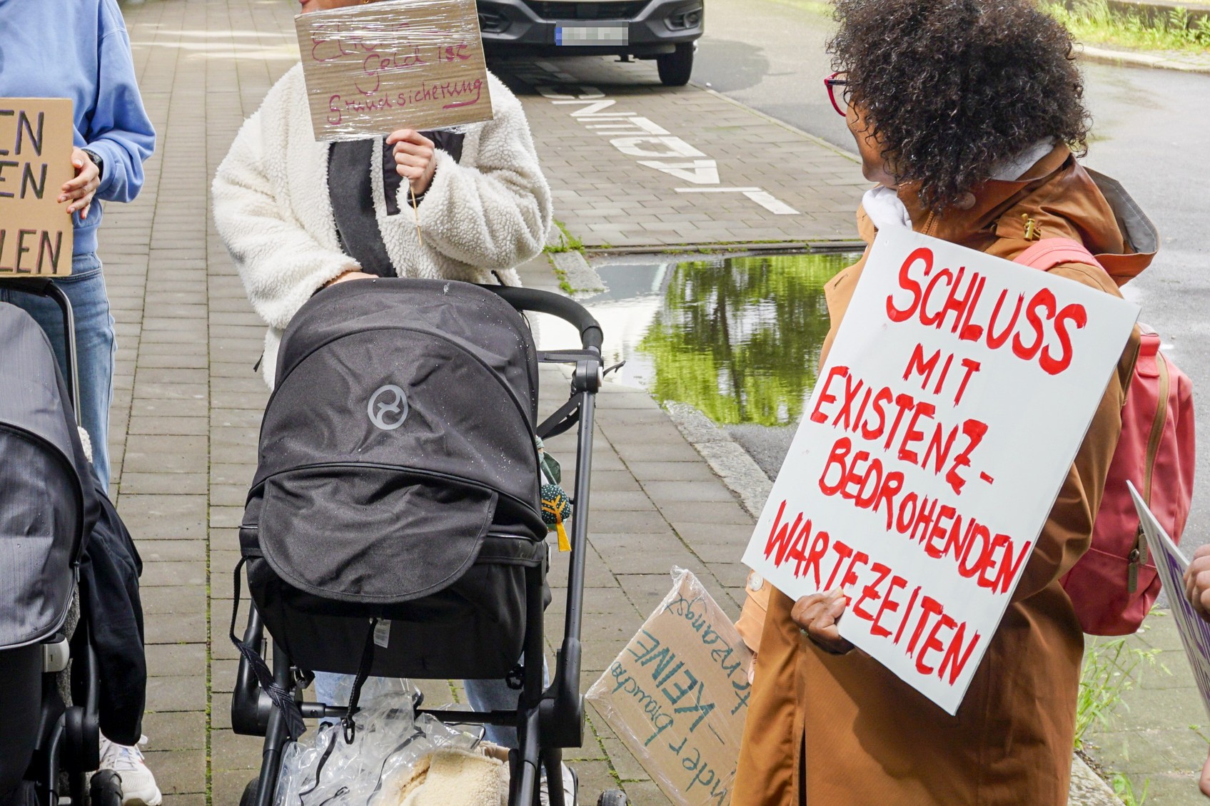Letztes Jahr demonstrierten Eltern aufgrund der langen Wartezeiten für das Elterngeld. (Archiv)
