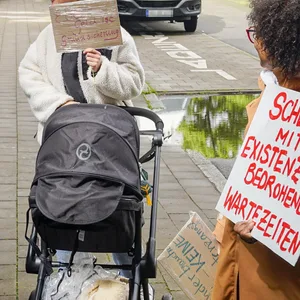 Letztes Jahr demonstrierten Eltern aufgrund der langen Wartezeiten für das Elterngeld. (Archiv)