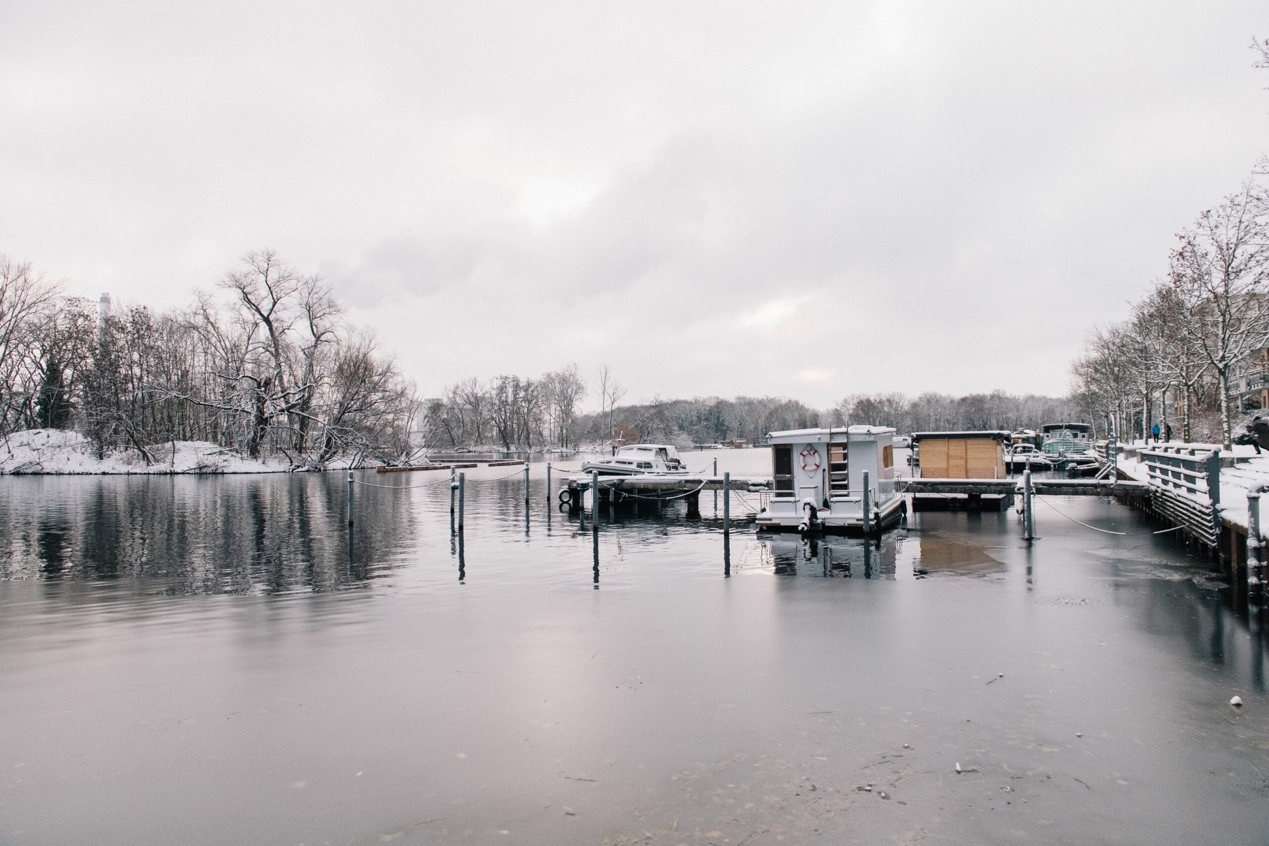 Hausboote im Winter (Symbolbild).