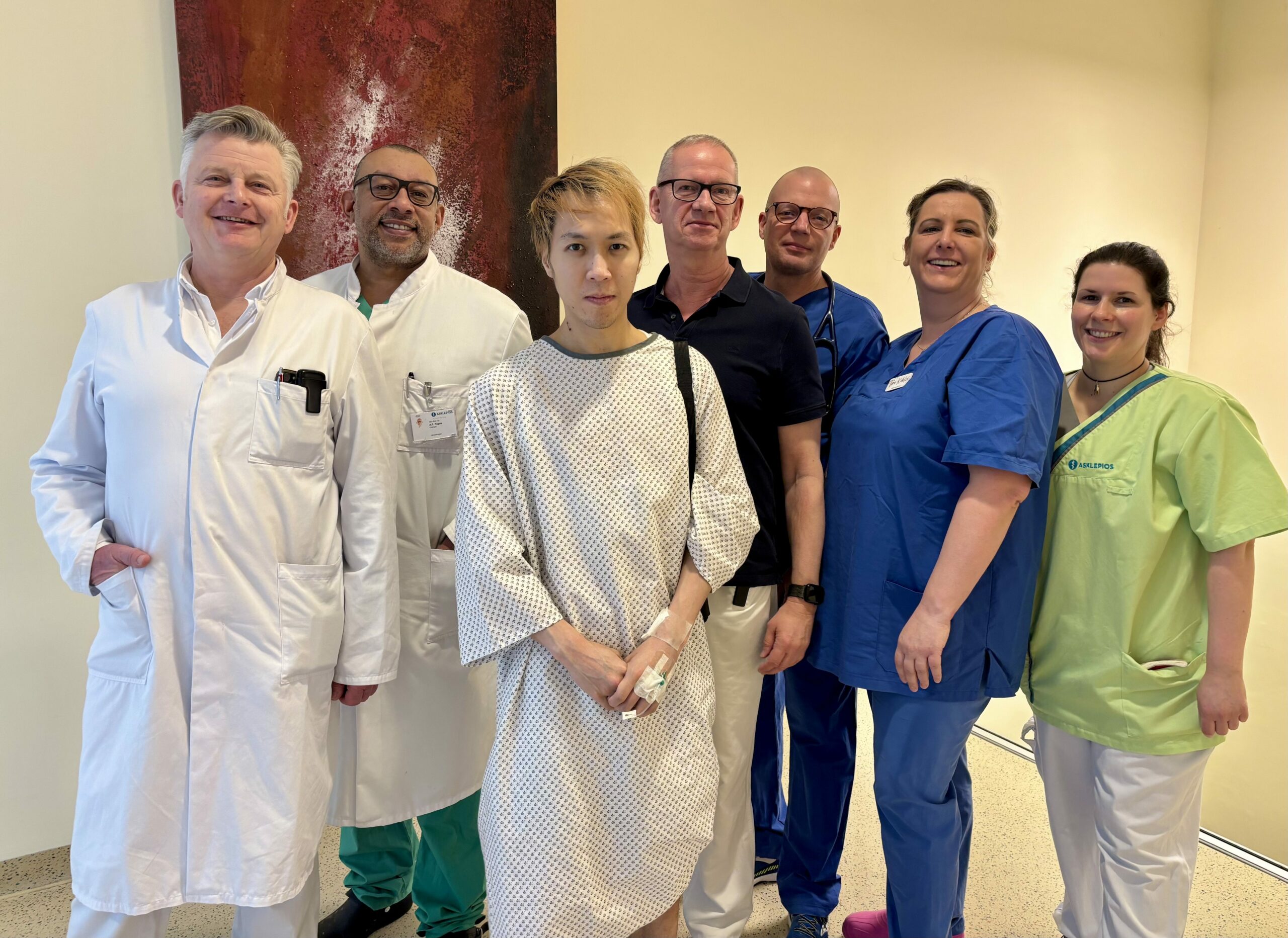 Sie retteten Nam Le Duc (33, M.) das Leben: Prof. Aron Popov (2.v.l.) und sein Team am Asklepios-Klinikum Harburg.