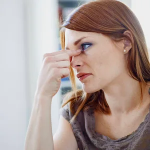 Frau mit Sinusitis