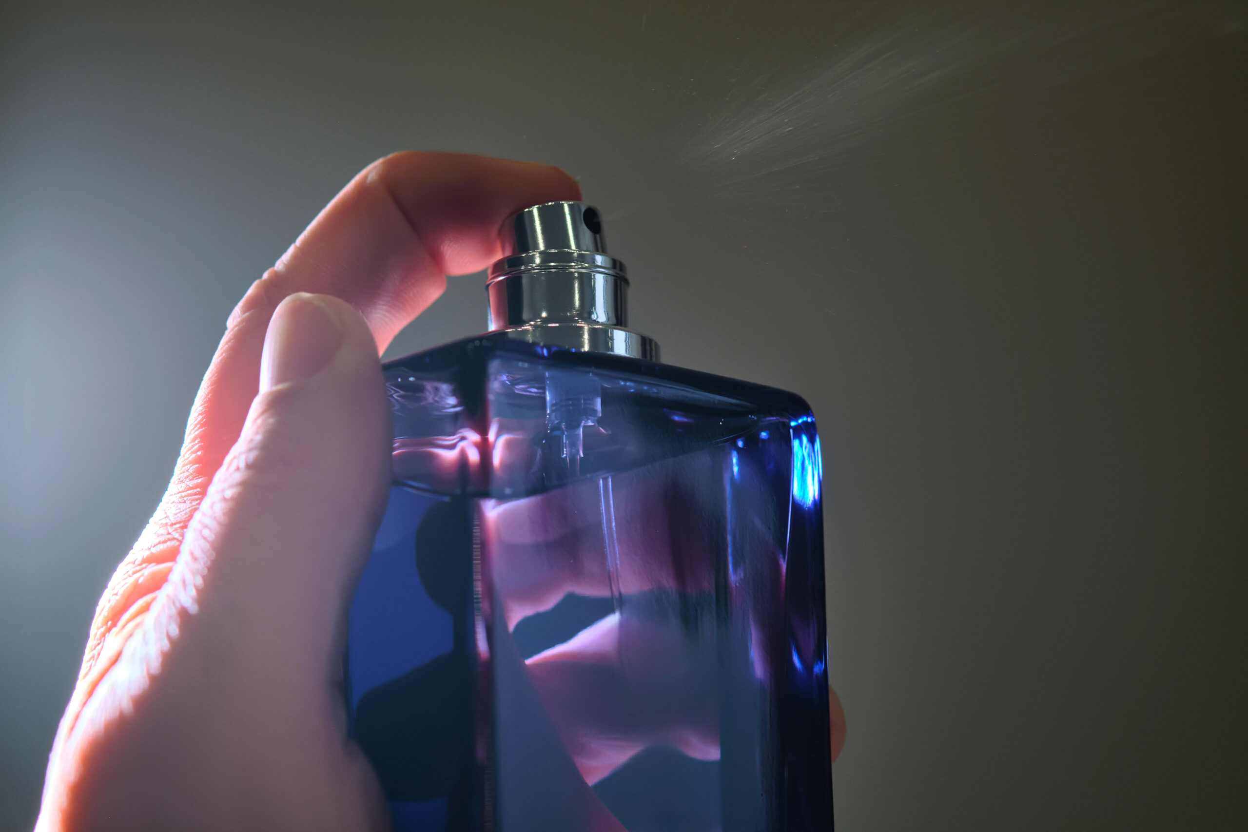 Parfum kann bei Heuschnupfen zu stärkeren Beschwerden führen