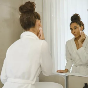 Eine Frau schminkt sich