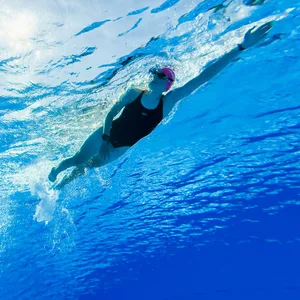 Schwimmerin im Freibd