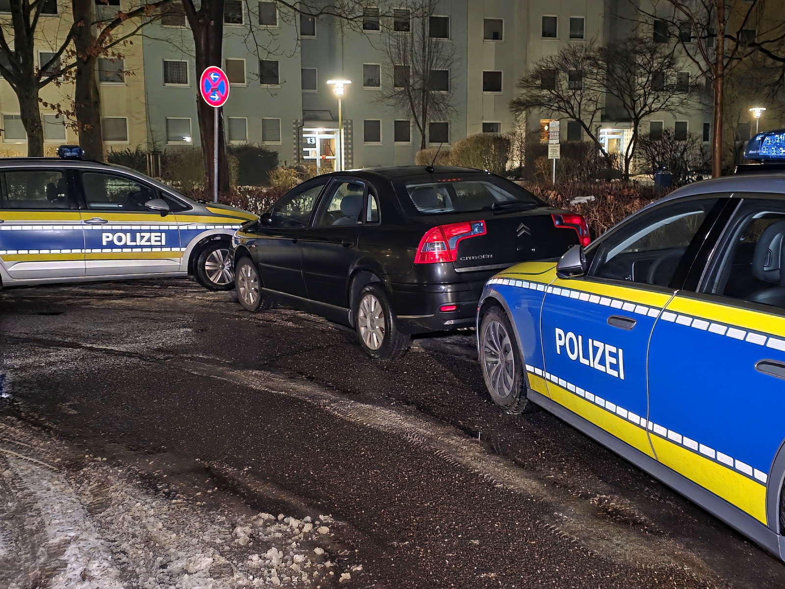 Die Polizei hatte dem Fahrer den Weg abgeschnitten. Der Mann entkam zu Fuß.