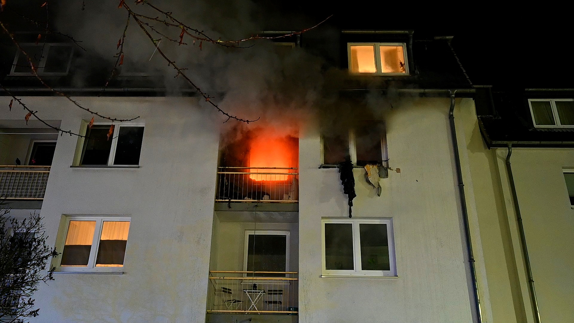 Flammen schlugen aus einem Fenster. Das Feuer breitete sich großflächig aus.