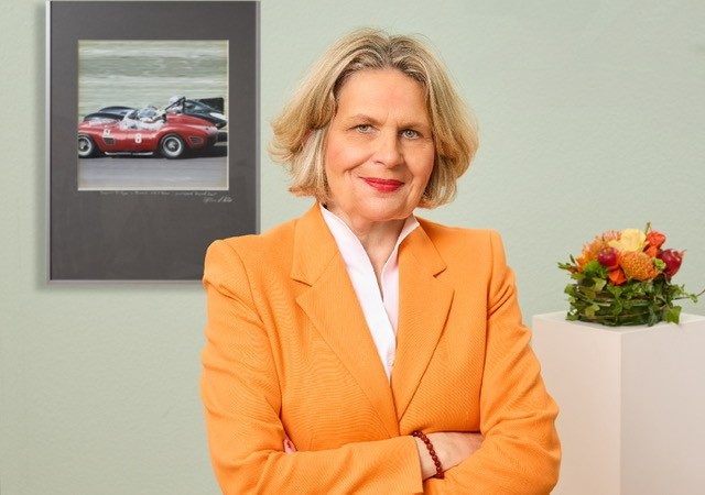 Pia-Alexandra Kappus in orangenem Blazer.