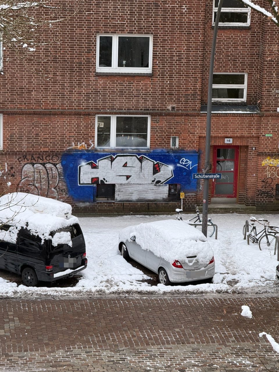 Das HSV-Logo an der Fassade der Schützenstraße 16 im Januar 2026