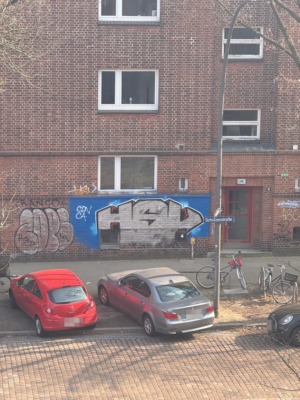 Das Logo des HSV in der Schützenstraße 16 im März 2025