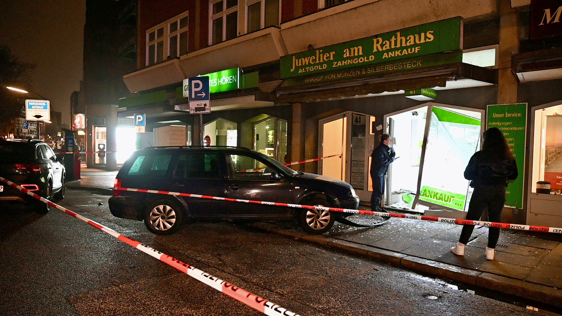 Am frühen Dienstagmorgen ist ein VW Golf in das Schaufenster eines Juweliers in der Harburger Rathausstraße gerast.