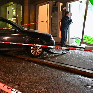 Am frühen Dienstagmorgen ist ein VW Golf in das Schaufenster eines Juweliers in der Harburger Rathausstraße gerast.