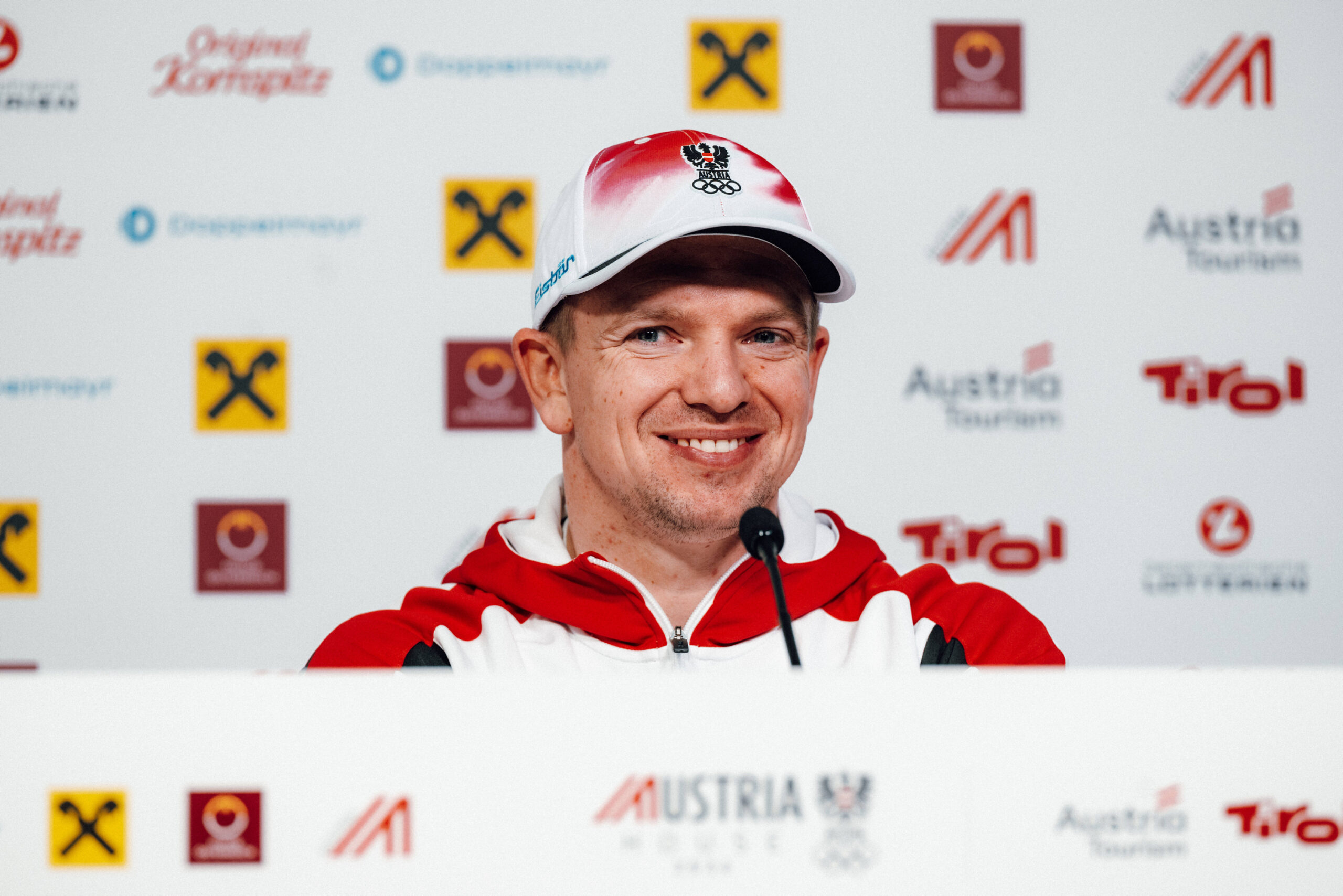 Wolfgang Kindl bei einer Pressekonferenz