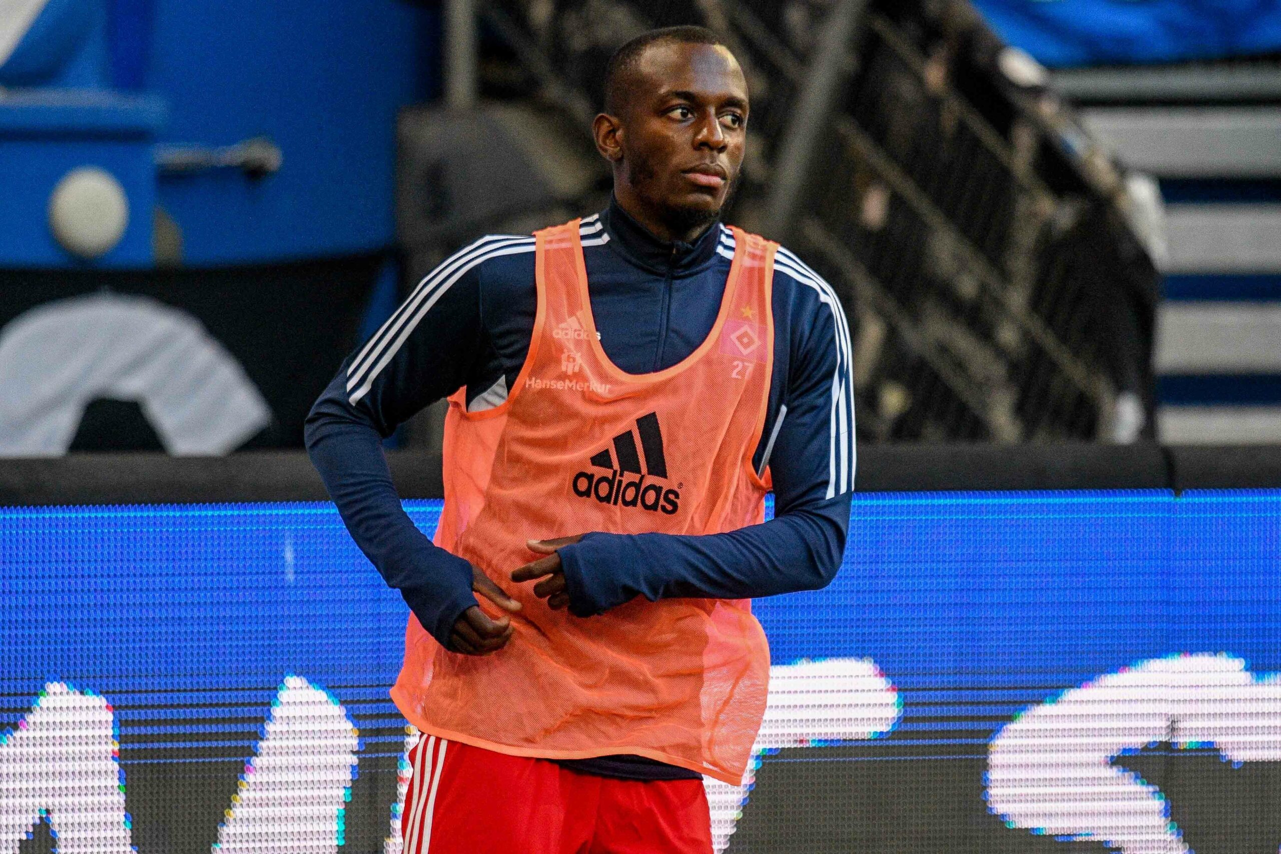 Jean-Luc Dompé beim Aufwärmen vor einem HSV-Spiel