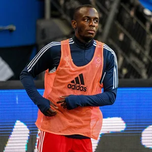 Jean-Luc Dompé beim Aufwärmen vor einem HSV-Spiel