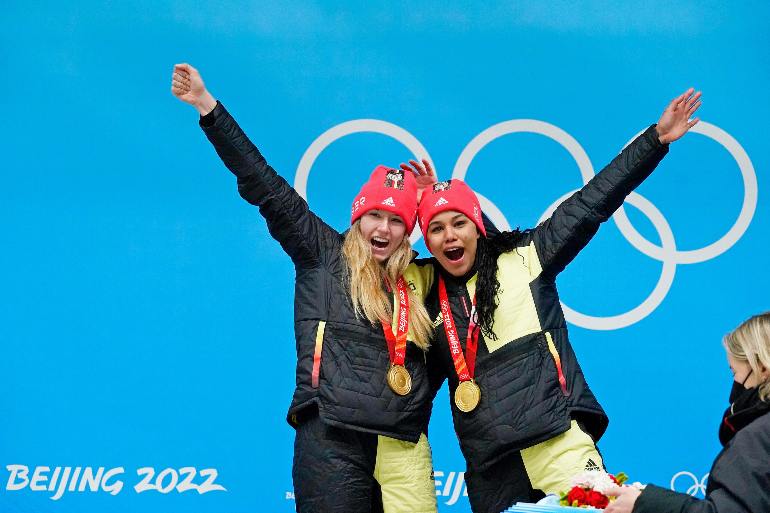 Laura Nolte und Deborah Levi feiern ihre Gold-Medaille bei den Winterspielen 2022