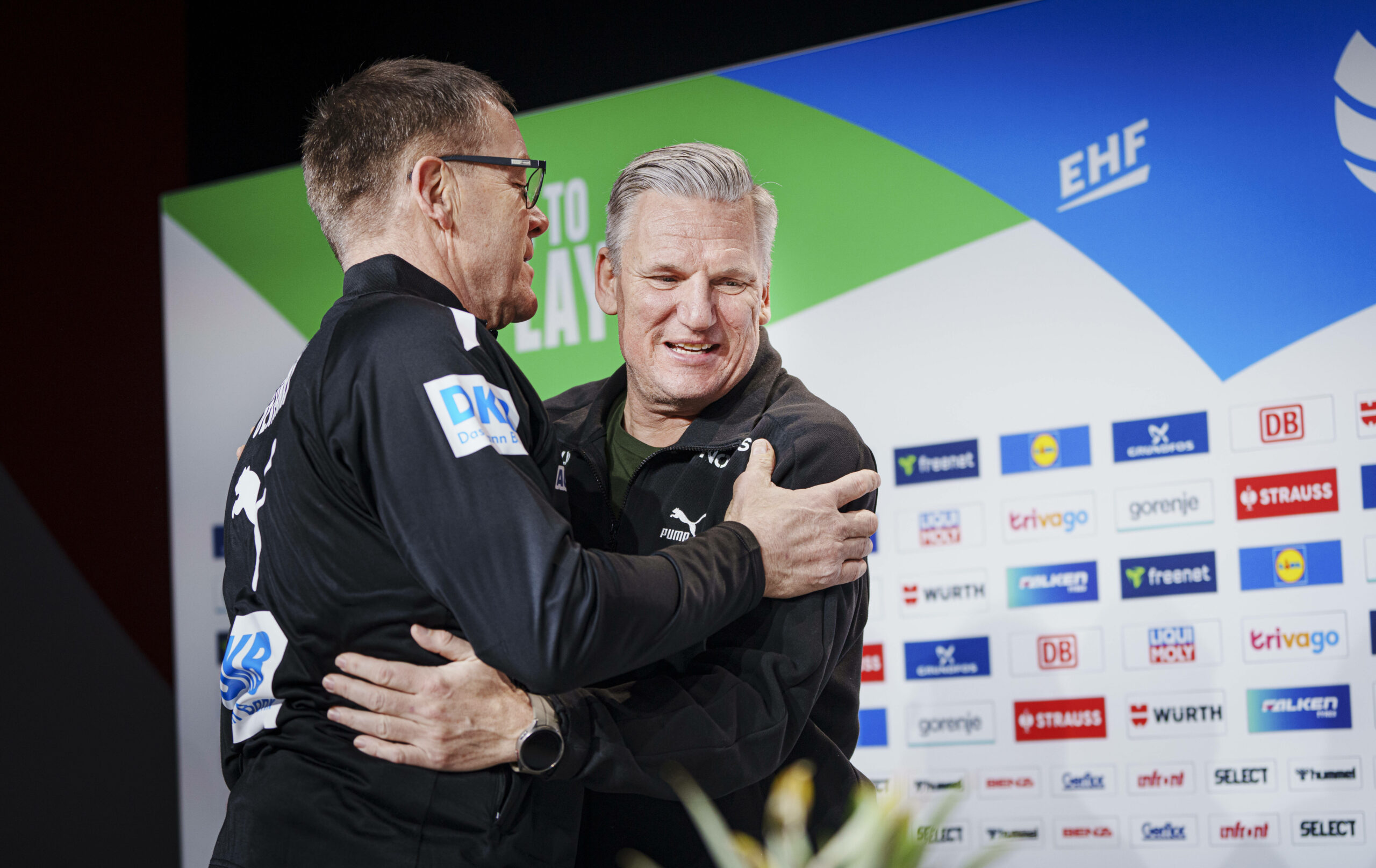 Nikolaj Jacobsen und Alfred Gislason umarmen sich