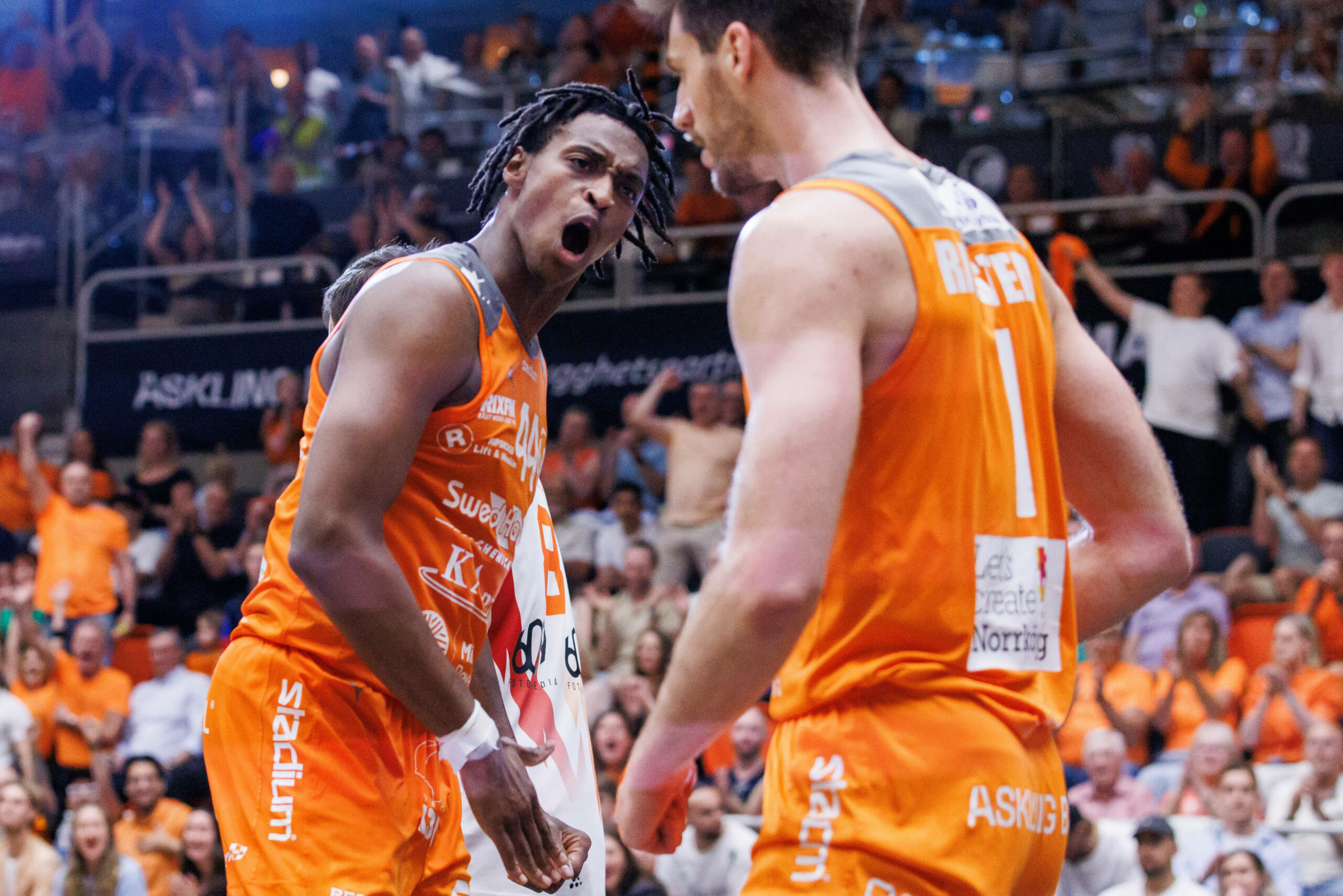 Karl Gamble (L) bei einem Basketballspiel