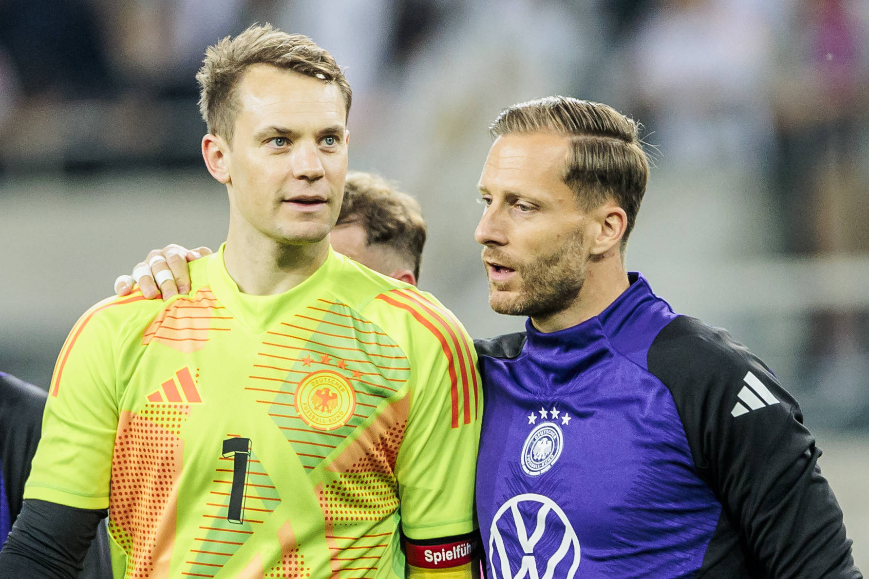 Oliver Baumann legt den Arm um seinen ehemaligen Nationalmannschaftskollegen Manuel Neuer
