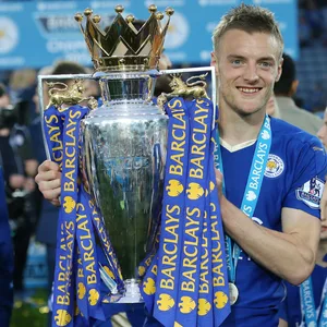 Jamie Vardy mit Pokal