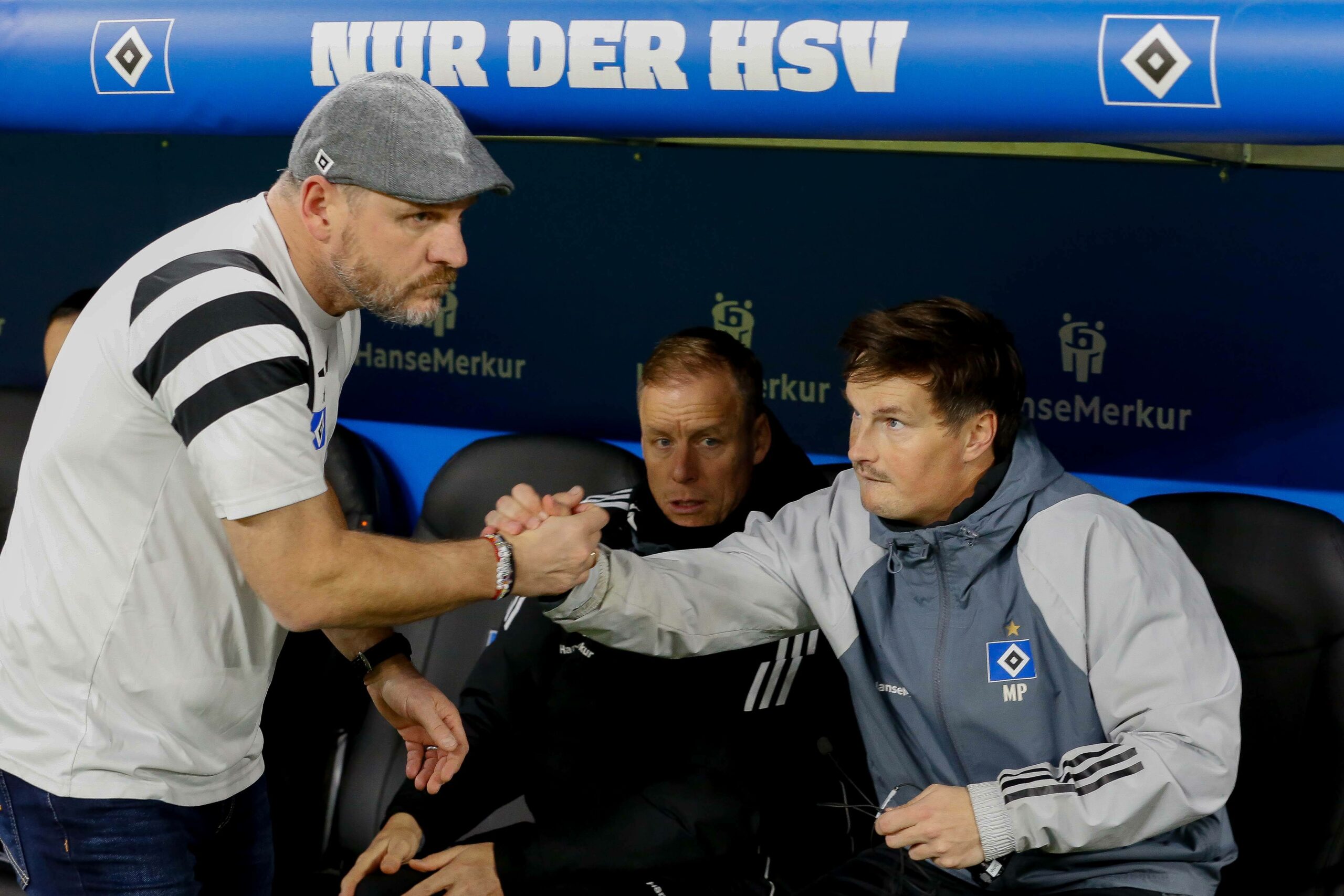 Ex-HSV-Trainer Steffen Baumgart und Merlin Polzin klatschen sich ab.