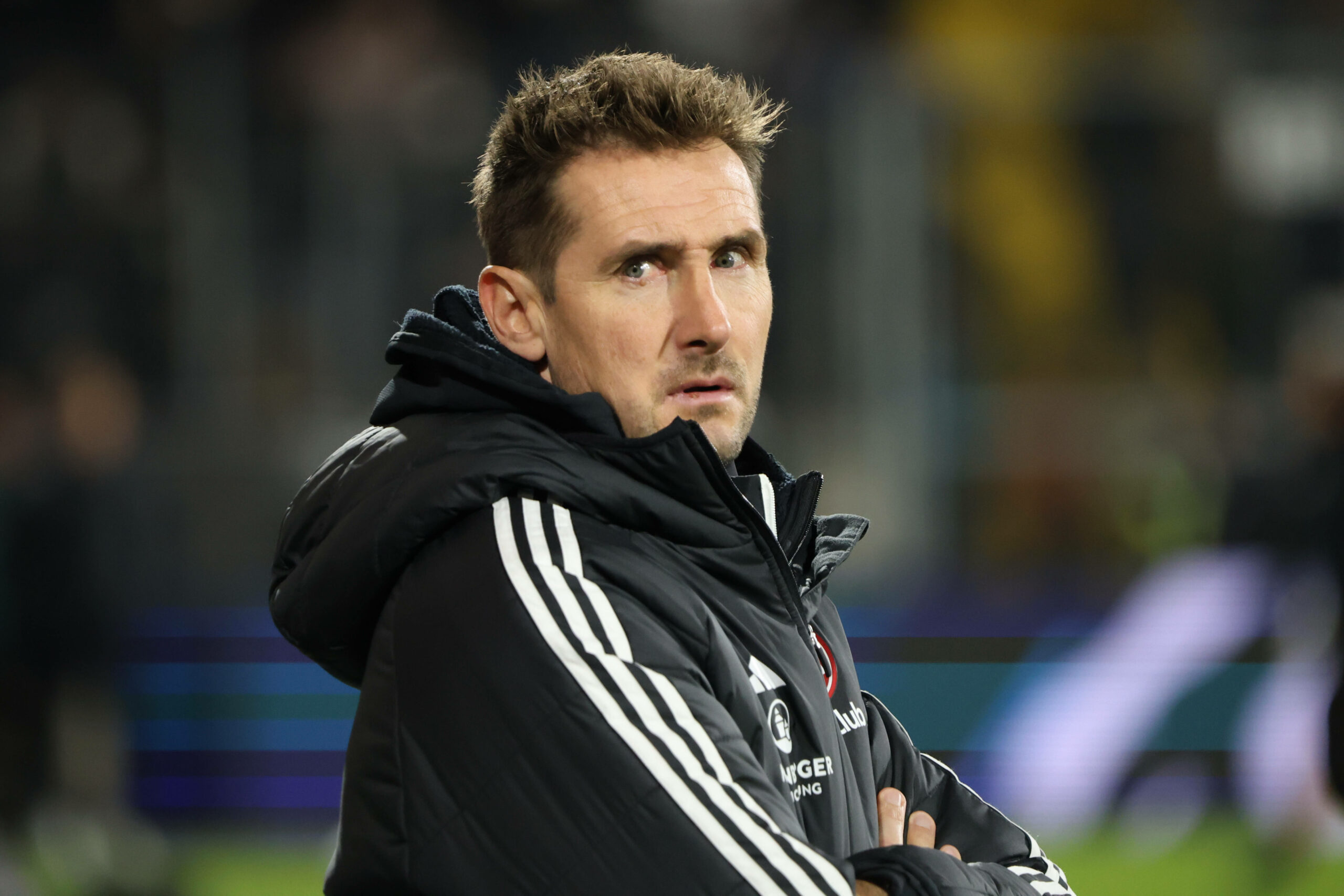 Nürnbergs Trainer Miro Klose blickt skeptisch.