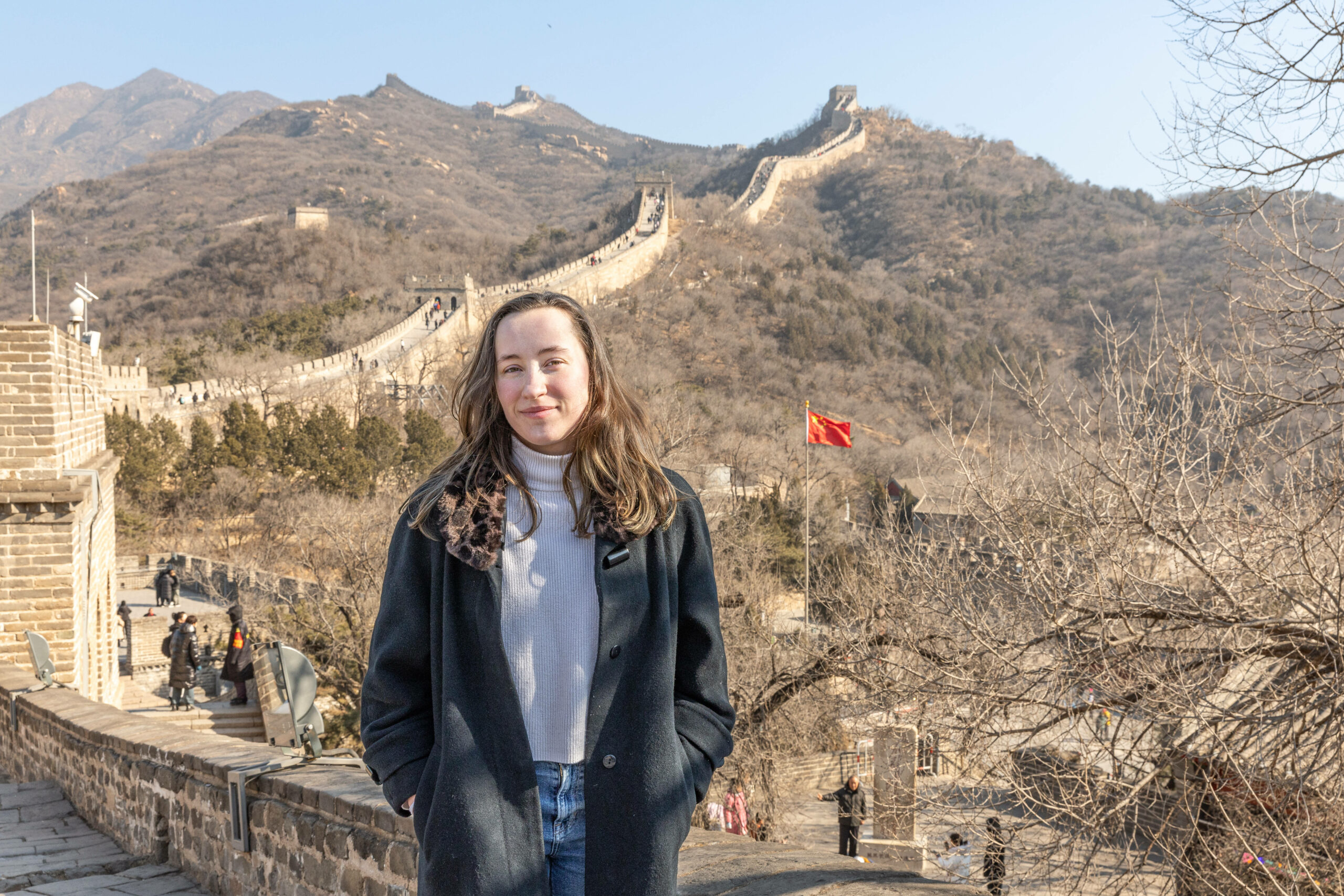 Sophia Kirkby posiert vor der chinesischen mauer