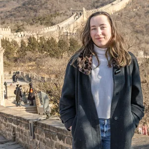 Sophia Kirkby posiert vor der chinesischen mauer