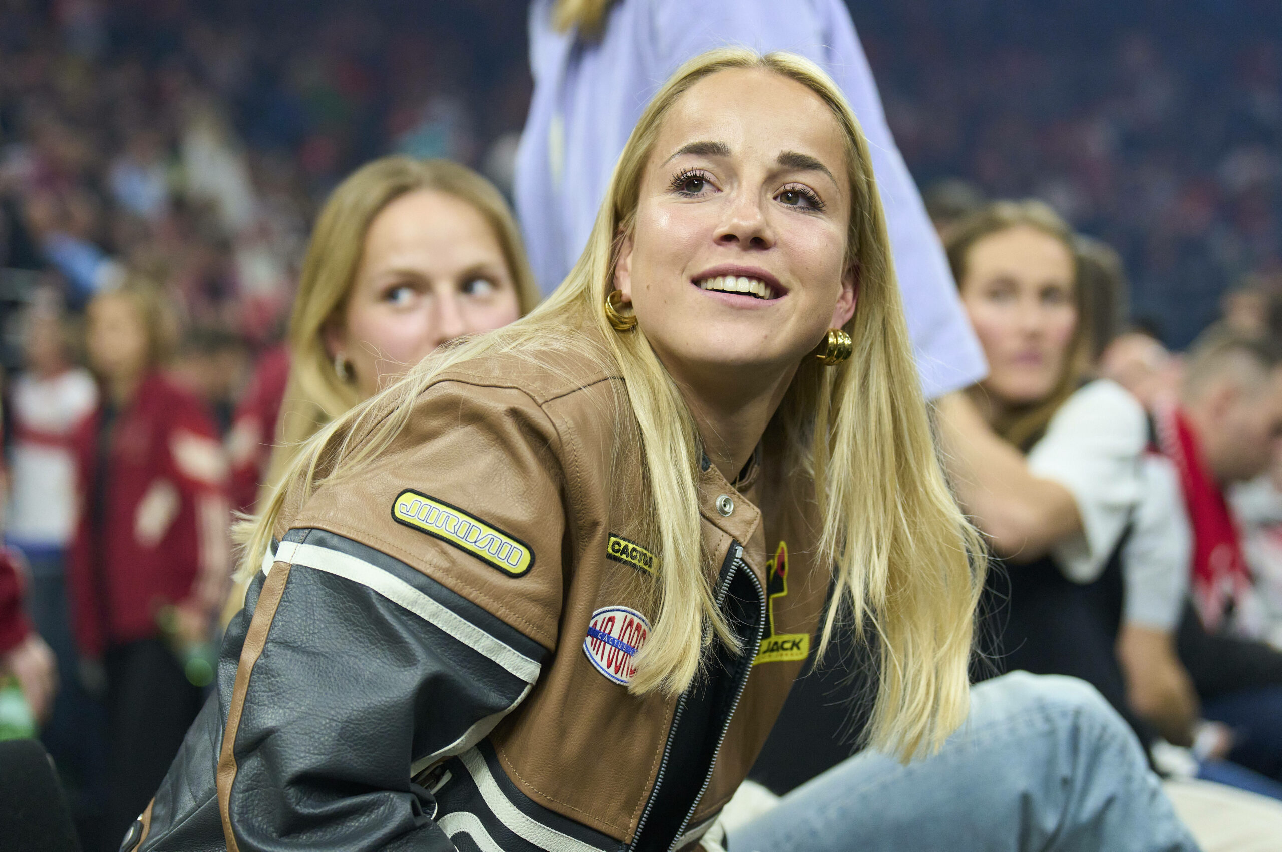 Giulia Gwinn lacht mit Lederjacke