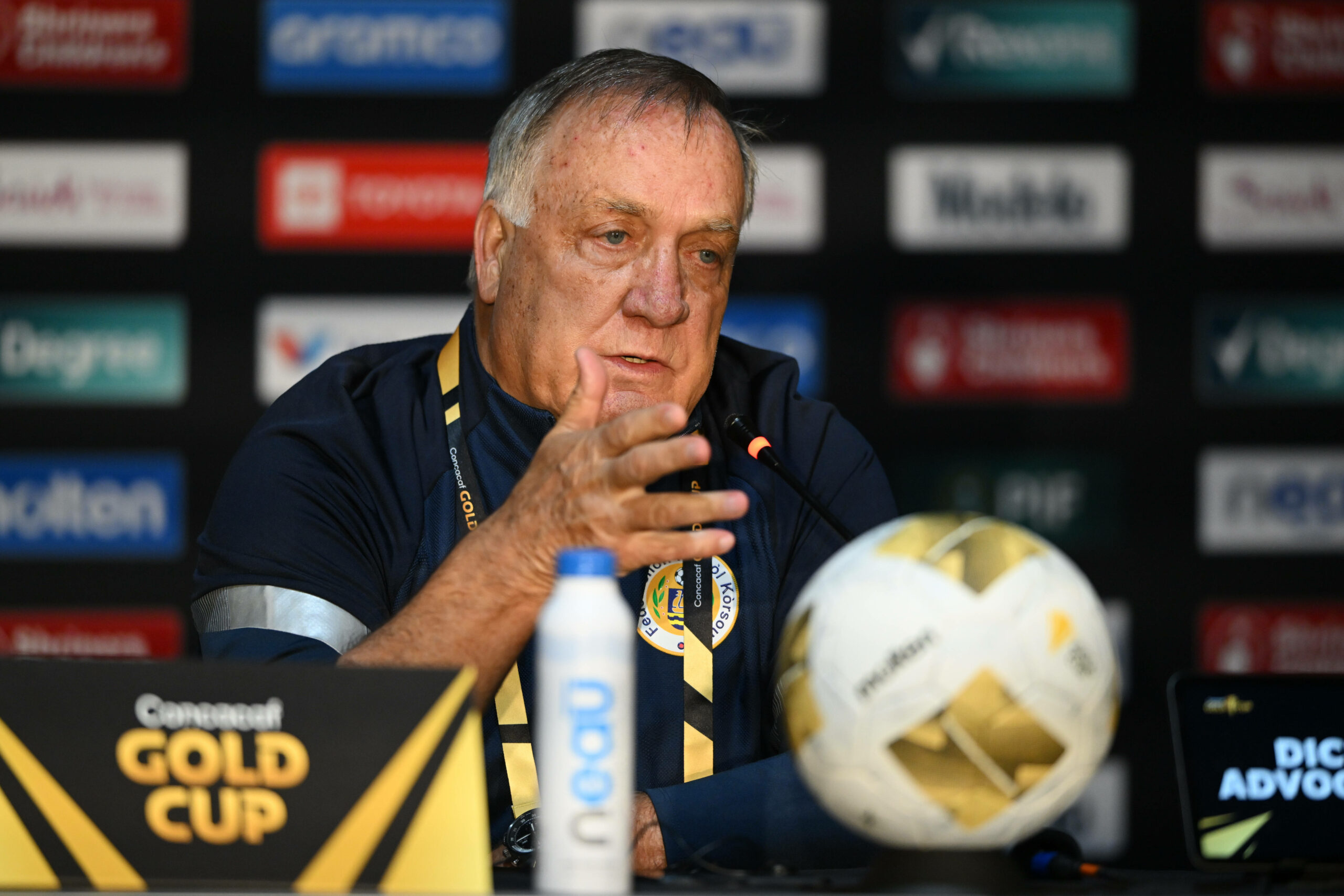 Dick Advocaat tritt als Trainer der Nationalmannschaft von Curacao zurück.