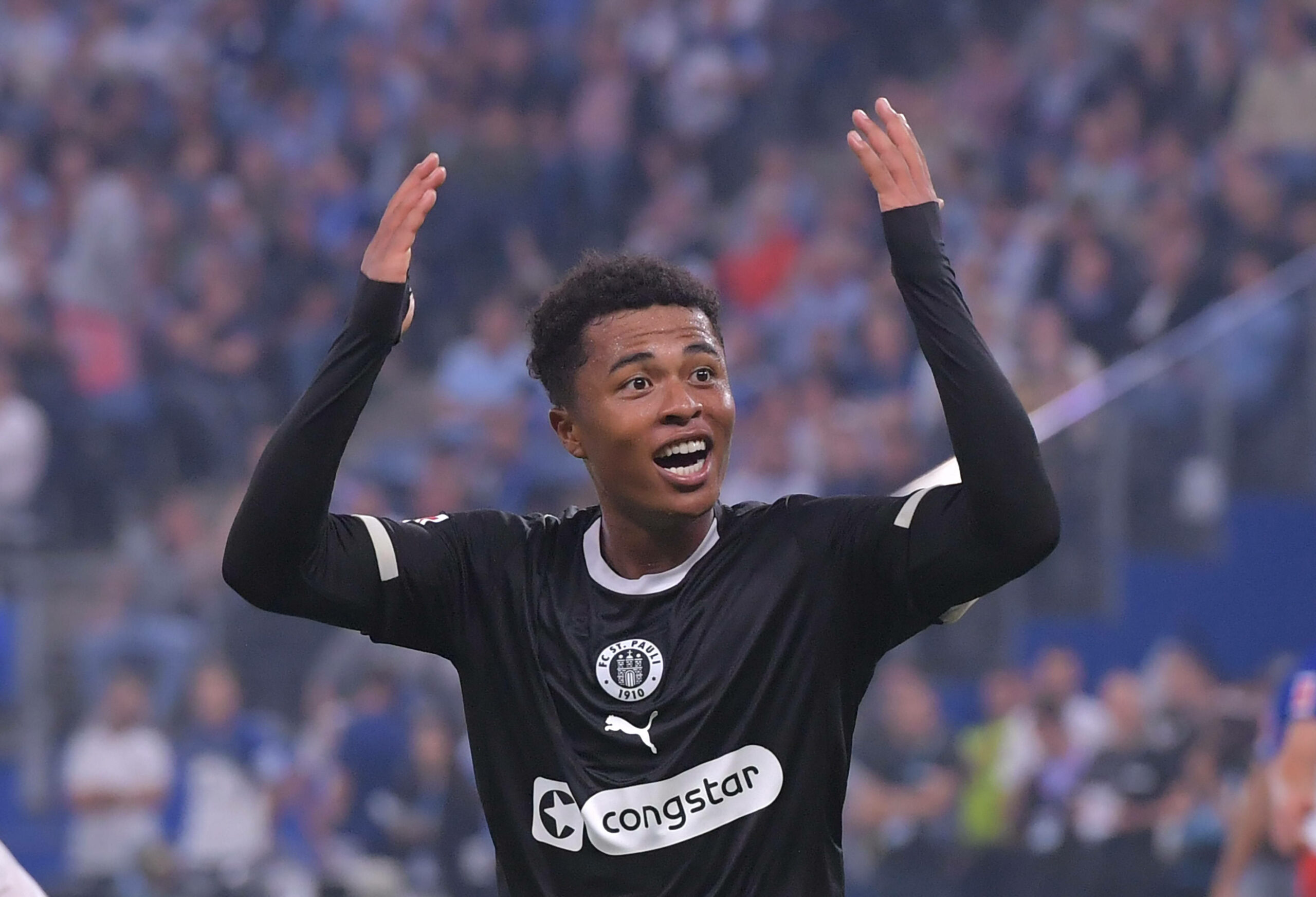 Joel Fujita trägt oft das St. Pauli-Trikot - aber nicht immer.