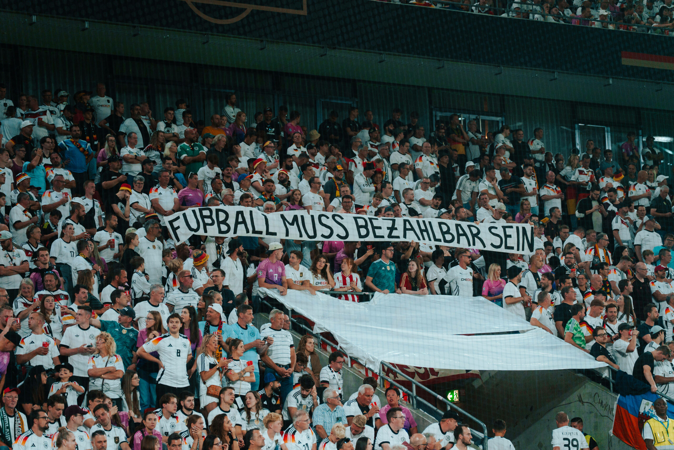 Deutsche Fans zeigen bei einem Länderspiel ein Banner mit dem Schriftzug „Fußball muss bezahlbar sein“.