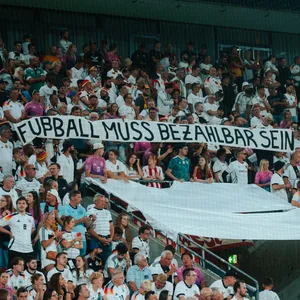 Deutsche Fans zeigen bei einem Länderspiel ein Banner mit dem Schriftzug „Fußball muss bezahlbar sein“.