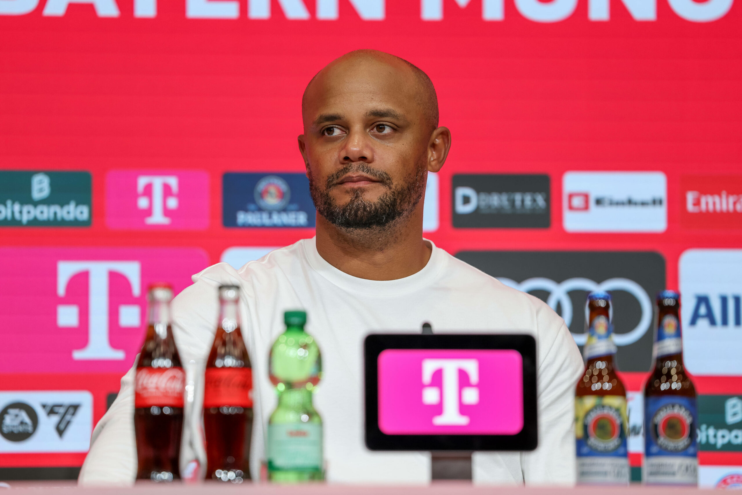 Vincent Kompany spricht auf einer Pressekonferenz